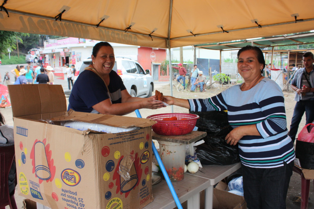 Los comunitarios de seis municipios respaldan a la protesta pacífica proporcionado comida para aquellos que toman turnos de 24 horas en el campamento no pasen hambre y tengan fuerza para continuar su lucha.