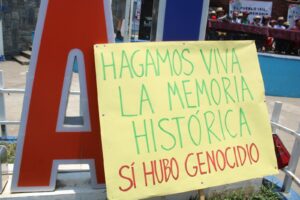 Letrero que dice, hagamos viva la memoria historica, si hubo genocidio en letras rojos // In a yellow cartel, there are green letters saying Let's keep the historical meory alive and in red: Yes there was genocide