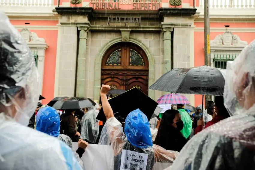 Manifestantes protestan frente al Tribunal Supremo Electoral (TSE) exigiendo a las autoridades que respeten los resultados de la votación de la primera vuelta de las elecciones presidenciales de Guatemala.