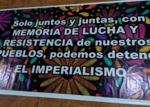 Una pancarta de la Asamblea Departamental de los Pueblos de Huehuetenango que dice "Solo juntos y juntas, con memoria de lucha y resistencia de nuestros pueblos, podemos detener el imperialismo"