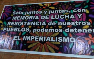 Una pancarta de la Asamblea Departamental de los Pueblos de Huehuetenango que dice "Solo juntos y juntas, con memoria de lucha y resistencia de nuestros pueblos, podemos detener el imperialismo"