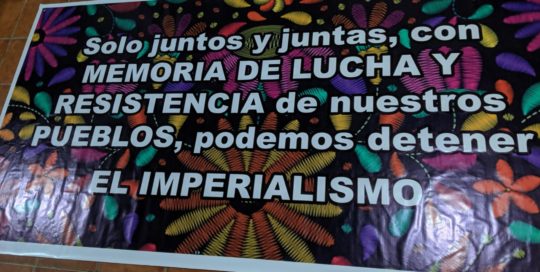 Una pancarta de la Asamblea Departamental de los Pueblos de Huehuetenango que dice "Solo juntos y juntas, con memoria de lucha y resistencia de nuestros pueblos, podemos detener el imperialismo"