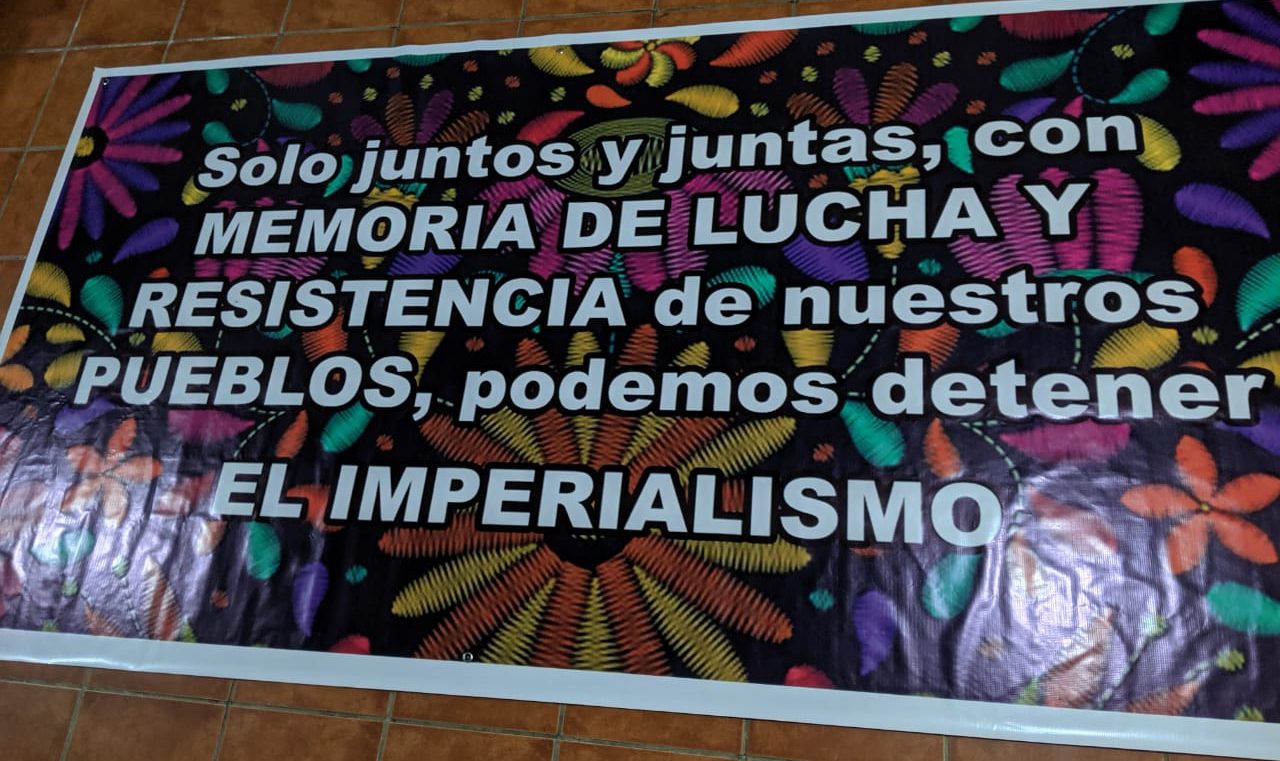 Una pancarta de la Asamblea Departamental de los Pueblos de Huehuetenango que dice "Solo juntos y juntas, con memoria de lucha y resistencia de nuestros pueblos, podemos detener el imperialismo"