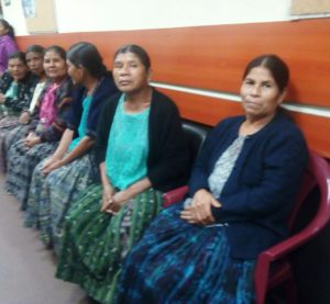 Community members from Chicoyogüito listen outside the courtroom.
