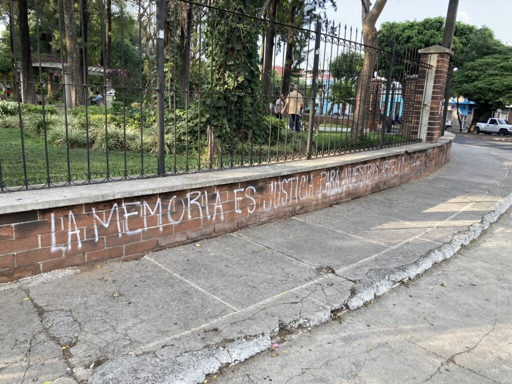 [ESP] En una calle de guatemala, en el muro de un parque, hay un grafiti con letras blancas que dice: La memoria es justicia para nuestrxs abuelxs. [ENG] n a street in Guatemala, on the wall of a park, a graffitti with white letter said: The memory is justice for our ancesters