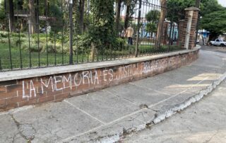 [ESP] En una calle de guatemala, en el muro de un parque, hay un grafiti con letras blancas que dice: La memoria es justicia para nuestrxs abuelxs. [ENG] n a street in Guatemala, on the wall of a park, a graffitti with white letter said: The memory is justice for our ancesters