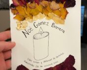 Hoja de papel con pétalos de rosa secos y las palabras “Noé Gómez Barrera, líder Xinka y defensor de derechos asesinado 28 de octubre 2023. #JusticiaParaNoé #NoMasViolencia.” Paper with dried rose petals and the words“Noé Gómez Barrera, Xinka leader and rights defender, assassinated October 28, 2023. #JusticeForNoé #NoMoreViolence.”