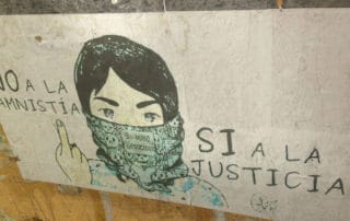 Imagen de grafiti que dice, “No a la amnistía, si a la justicia. Si hubo genocidio.”