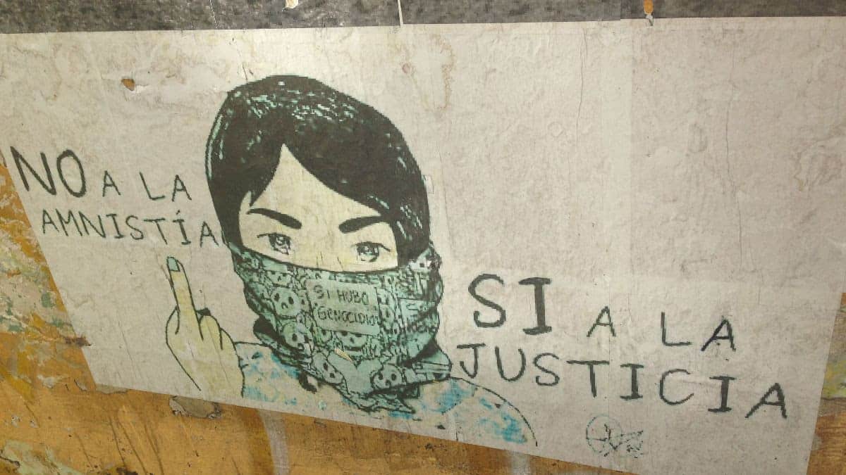 Imagen de grafiti que dice, “No a la amnistía, si a la justicia. Si hubo genocidio.” 