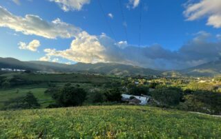 [ENG] Landscape of Guatemala. With blue sky and green grass and mountains at the bottom. [ESP] Paisaje de Guatemala. Con cielo azul y hierba verde y montañas al fondo.