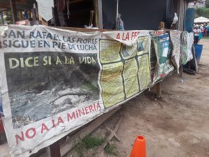 Fotografías de los carteles en el plantón de la resistencia en contra de la mina Escobal en Casillas.