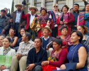 Sitting and standing outside the courthouse is a group of men and women survivors of the genocide in the Ixil region, accompanied by the Ixil ancestral authorities, members of social organizations the delegation and others.