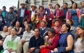 Sitting and standing outside the courthouse is a group of men and women survivors of the genocide in the Ixil region, accompanied by the Ixil ancestral authorities, members of social organizations the delegation and others.